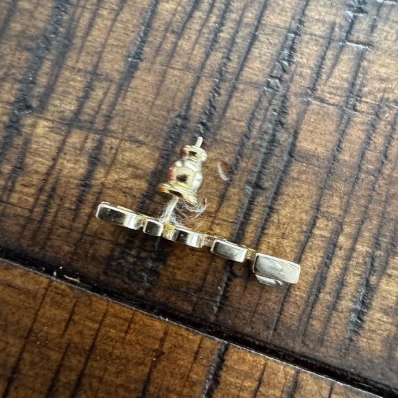 Christian Dior logo brooch or pin,  made of gold-tone metal. - Picture 4 of 4